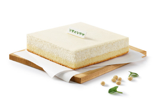 더 메나쥬리가 강릉초당두부 케이크를 출시한다. <신세계푸드 제공>